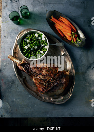 Draufsicht von Lammbraten mit Karotten und Erbsen, Studioaufnahme Stockfoto