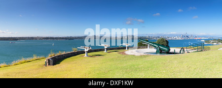 Verschwindende Pistole und Auckland Skyline, North Head Historic Reserve, Devonport, Auckland, Nordinsel, Neuseeland Stockfoto