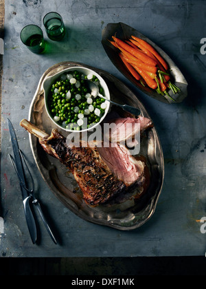 Draufsicht von Lammbraten mit Karotten und Erbsen, Studioaufnahme Stockfoto