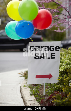 Garage Sale Schild mit Luftballons, Toronto, Ontario, Kanada Stockfoto