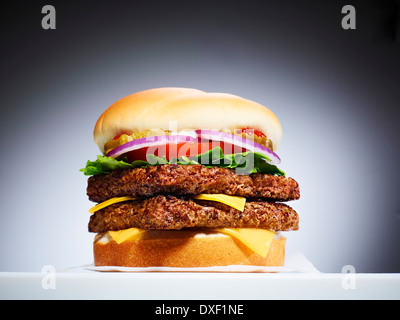 Nahaufnahme des doppelten Cheeseburger, Studioaufnahme Stockfoto