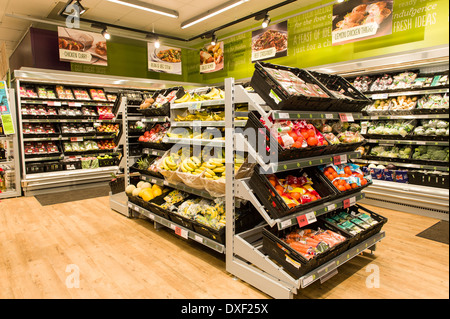 Interieur, innen Foto des Abschnitts Frischwaren, Abteilung an der Genossenschaft Shop, Old Street, London EC1V, UK. Stockfoto