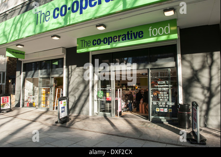 Old Street, London EC1, UK, die Frontpartie und Eingang von der Kooperative Lebensmittel-Laden. Stockfoto