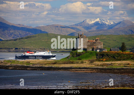 Die MV Clansman übergibt Duart Castle, Isle of Mull, Argyll Stockfoto