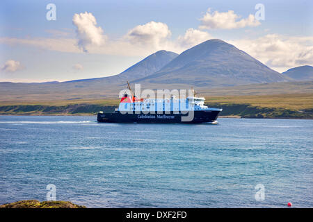 MV Finlaggan fährt Port Askaig, Islay mit Paps Jura Ansicht Ton der Jura. Stockfoto