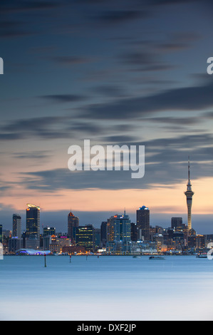 Blick auf Auckland Skyline an der Dämmerung, Auckland, Nordinsel, Neuseeland Stockfoto