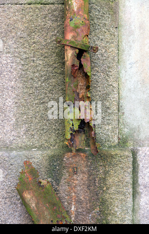 alte beschädigte Rinne mit Rost Stockfoto