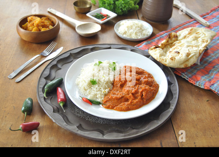 Hühnchen-Curry auf einem Teller mit Reis eine Chilischote Stockfoto