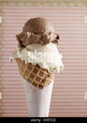 Schokolade und Vanille-Eiscreme-Kegel, Studioaufnahme Stockfoto
