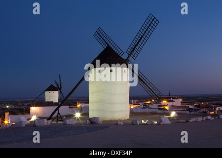 Dämmerung über die Windmühlen von Campo de Criptana in der Region La Mancha in Zentralspanien. Stockfoto