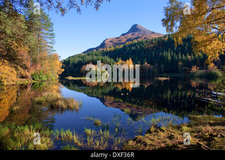 Herbstliche Ansicht man unterwegs mit Pap Glencoe Ansicht, Argyll Stockfoto