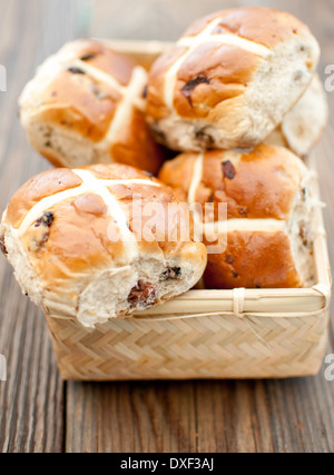 Frisch gebackene Hot Cross buns Stockfoto