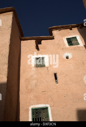 Turm von einem Adobe Haus aus gebackenen Schlamm mit Fensterläden in einem Berberdorf, Marokko, Nordafrika Stockfoto