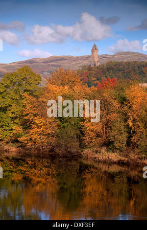 Blick über den Fluss Forth in Richtung dem Wallace Monument im Herbst, Stirling. Stockfoto