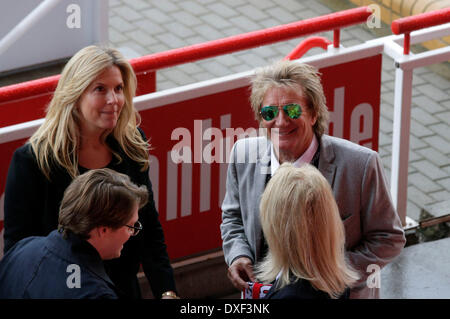 Rod Stewart und seine Frau Penny Lancaster sind in Berlin anlässlich seiner bevorstehenden Tournee "Live the Life" 2014 in Deutschland. Stockfoto