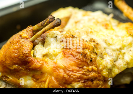 Fried Chicken Nahaufnahme auf einem Backblech Stockfoto