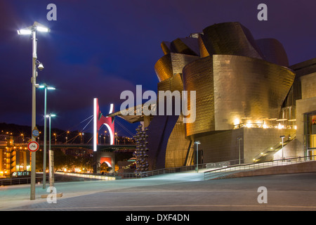 Bilbao in der Provinz Biskaya in Nordspanien. Blick auf die Puente De La Salve (Brücke) und dem Guggenheim Museum Stockfoto