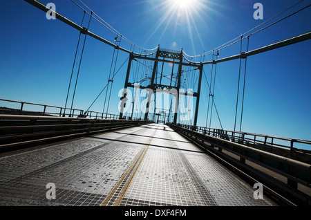 Sicht des Fahrers der tausend Inseln-Brücke über den St. Lawrence River, Überfahrt nach USA aus Ontario, Kanada Stockfoto