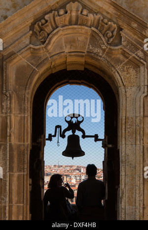 Touristen in den Turm der Universidad in der Stadt Salamanca in der spanischen Region Kastilien-León. Stockfoto