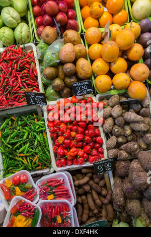 Anzeige von Obst und Gemüse in der berühmten St. Joseph-Lebensmittelmarkt in Eixample Viertel von Barcelona in Katalonien, Spanien. Stockfoto