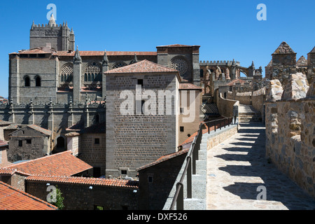 Die mittelalterlichen Zinnen und die Kathedrale der ummauerten Stadt Avila in der Region Castilla y Leon in Zentralspanien. Stockfoto