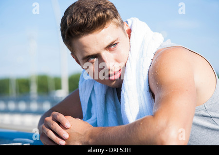 Junger Mann mit Handtuch nach dem Training, Worms, Rheinland-Pfalz, Deutschland Stockfoto