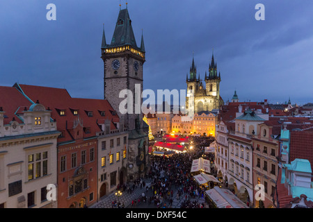 der Altstädter Ring in der Dämmerung mit dem Altstädter Rathaus und die Kirche der Gottesmutter vor Tyn, Prag Stockfoto