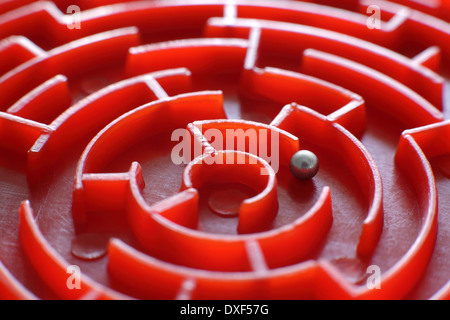 Nahaufnahme von einer kleinen, Spielzeug-Labyrinth. (Dies ist das Zentrum der eine kleine, kreisförmige Labyrinth ist nur 80 mm im Durchmesser). Stockfoto