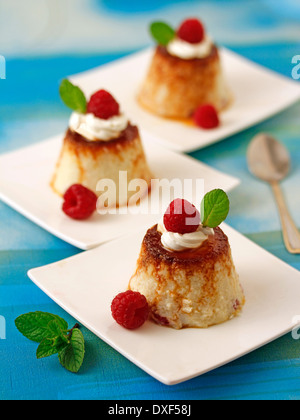 Himbeeren Flan. Rezept zur Verfügung. Stockfoto