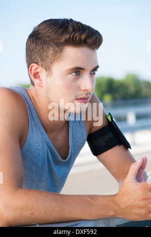 Porträt des jungen Mannes tragen Schrittzähler, Worms, Rheinland-Pfalz, Deutschland Stockfoto