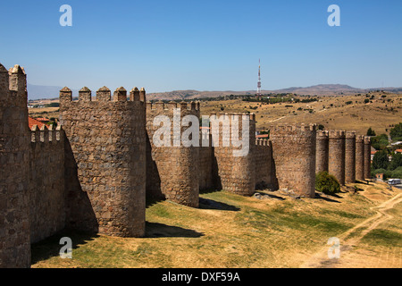 Die mittelalterlichen Stadtmauern von Ávila in der Region Castilla y Leon in Zentralspanien. Stockfoto