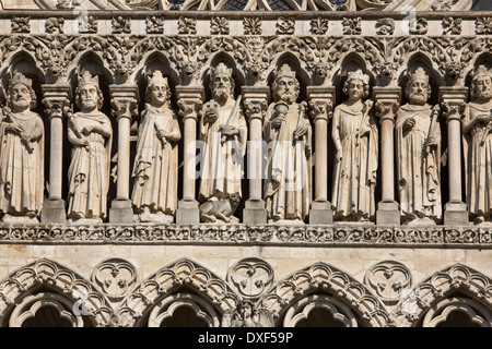 Detail der Skulptur über dem zentralen Portal der Cathedrale Notre-Dame in der Stadt Amiens, Region Picardie, Frankreich Stockfoto