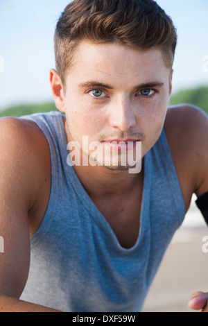 Porträt des jungen Mannes im Freien, Worms, Rheinland-Pfalz, Deutschland Stockfoto