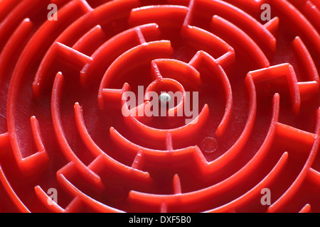 Nahaufnahme von einer kleinen, Spielzeug-Labyrinth. (Dies ist das Zentrum der eine kleine, kreisförmige Labyrinth ist nur 80 mm im Durchmesser). Stockfoto