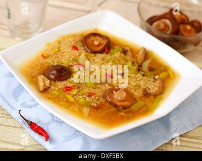 Hirse-Suppe mit Pilzen. Rezept zur Verfügung. Stockfoto