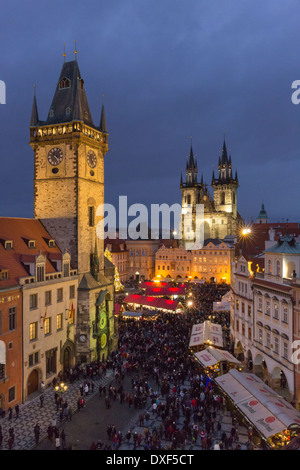 der Altstädter Ring in der Dämmerung mit dem Altstädter Rathaus und die Kirche der Gottesmutter vor Tyn, Prag Stockfoto