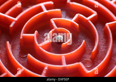 Nahaufnahme von einer kleinen, Spielzeug-Labyrinth. (Dies ist das Zentrum der eine kleine, kreisförmige Labyrinth ist nur 80 mm im Durchmesser). Stockfoto