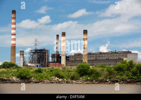 Ein Kraftwerk in Buenos Aires, gesehen von der Costanera Sur Naturschutzgebiet am Ufer des River Plate Buenos Aires Stockfoto