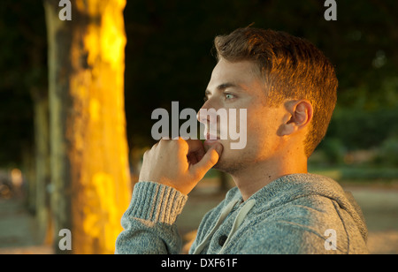 Porträt des jungen Mann, Mannehim, Baden-Württemberg, Deutschland Stockfoto