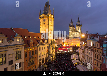 der Altstädter Ring in der Dämmerung mit dem Altstädter Rathaus und die Kirche der Gottesmutter vor Tyn, Prag Stockfoto