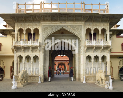 Rajendra Pol Gateway im City Palace in der Stadt Jaipur in Rajasthan im westlichen Indien. Stockfoto