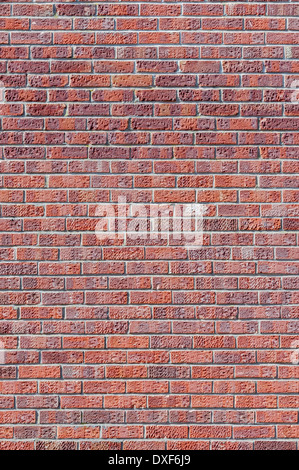 Tasche und gefärbten roten Backsteinmauer; im Hochformat. Stockfoto