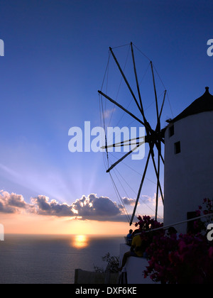 Sonnenuntergang auf der griechischen Insel Santorin. Stockfoto