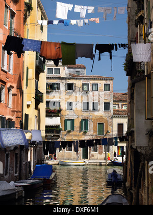 Wäscheleinen über einen kleinen Kanal in Venedig, Italien. Stockfoto