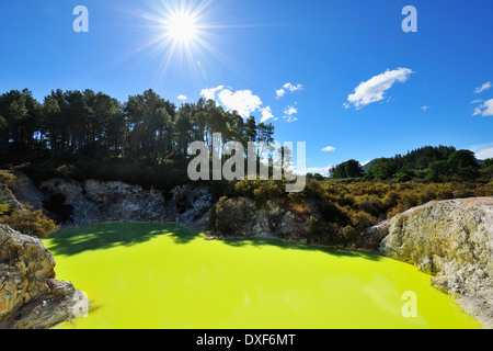 Des Teufels Höhle mit Sonne, Wai-O-Tapu Thermal Wonderland, Bay of Plenty, Nordinsel, Neuseeland Stockfoto