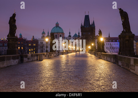 Morgendämmerung auf der Karlsbrücke mit den Türmen und Türme der Altstadt jenseits, Prag, Tschechische Republik