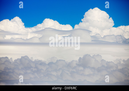 Cumulo Nimbus Wolke aus einem Flugzeugfenster über Argentinien gesehen. Stockfoto