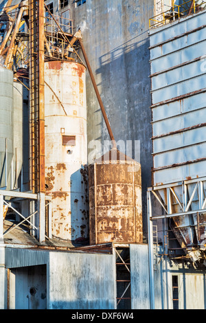 Industrieerfahrung - außen verlassen der alten Getreidespeicher mit Rohren, Leitungen, Leitern und Rutschen Stockfoto