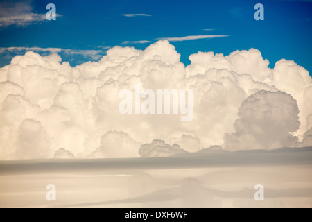 Cumulo Nimbus Wolke aus einem Flugzeugfenster über Argentinien gesehen. Stockfoto