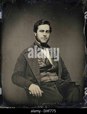 Ein Vintage-Foto mit der Bezeichnung „005 Unidentified man“ aus vergangenen Zeiten fängt eine historische Figur in einem undefinierten Moment ein. Das Bild bietet einen Einblick in die Ära und zeigt Mode, Stil und den historischen Kontext der Zeit. Stockfoto